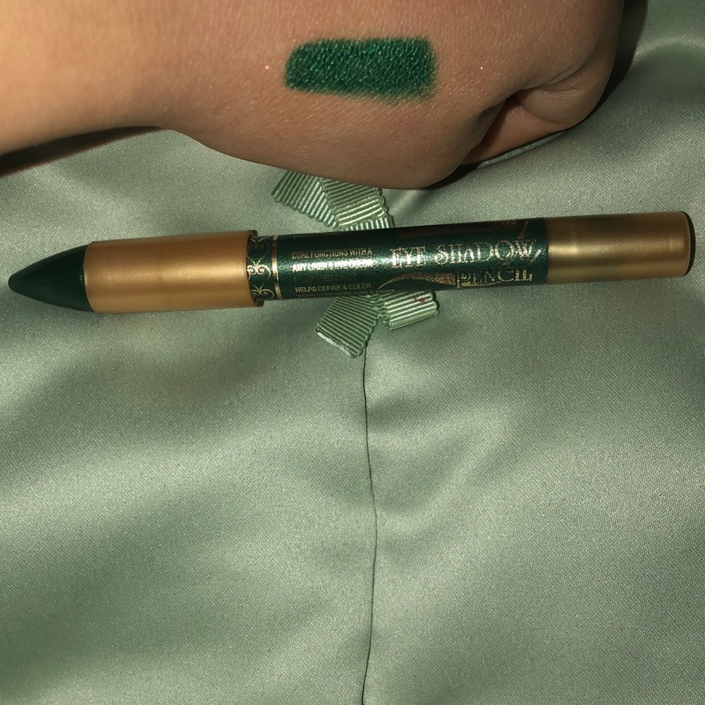 M.N Eyeshadow Pencil